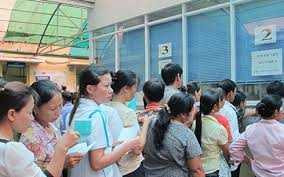 Gia tăng đột biến số người già và trẻ nhỏ nhập viện