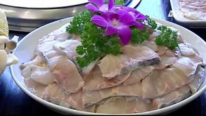 Cách nấu canh cá diếc ngải cứu giúp phục hồi sức khỏe