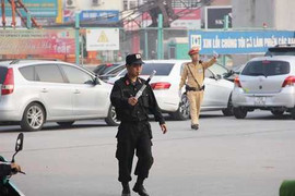 Cảnh sát cơ động được hóa trang, sử dụng máy ảnh, ghi âm khi tuần tra