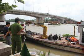 Gần 24 giờ tìm kiếm người đàn ông gieo mình xuống dòng nước xiết