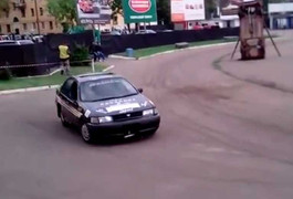 Khán giả vỡ oà khi xem màn trình diễn ô tô 'siêu an toàn'