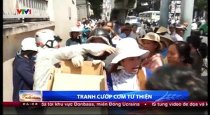 Kinh hoàng cảnh tranh cướp cơm từ thiện của bệnh nhân ở TP.HCM