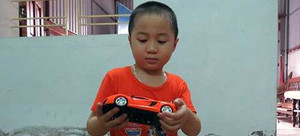 Tháng ngày tập đi bằng tay của bé trai bị dập nát 2 chân sau tai nạn giao thông