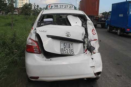 TP.HCM: Xe tải húc bay taxi khiến đường ùn tắc kinh hoàng