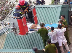 Thanh niên ngáo đá 'làm xiếc' trên nóc nhà nghỉ ở Hạ Long