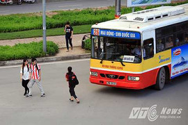 Nhà chờ bỏ không, sinh viên liều mình vượt ngã tư đón xe buýt
