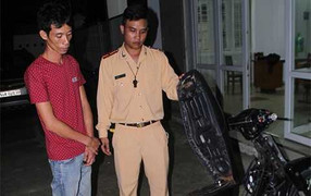 Gặp CSGT hai 'con nghiện' phi tang ma túy để tẩu thoát