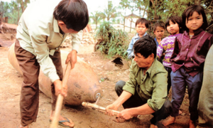Cưa đầu đạn lấy thuốc nổ, 2 người thương vong
