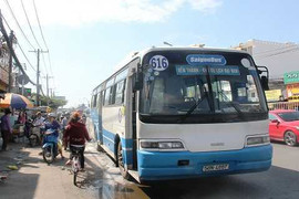 Xe buýt bốc cháy ở Sài Gòn, hàng chục hành khách tháo chạy