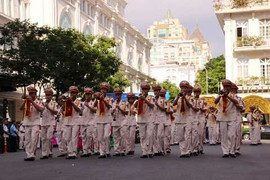 Hàng trăm cảnh sát thế giới ‘náo động’ đường phố Sài Gòn