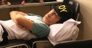Hoài Linh nằm co ro ngủ gục trên ghế khiến fan lo lắng