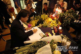 Người Hà Nội tưởng niệm nạn nhân vụ khủng bố Paris