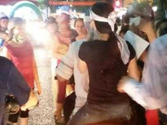 Đội khăn tang, cầm di ảnh xông vào đám cưới