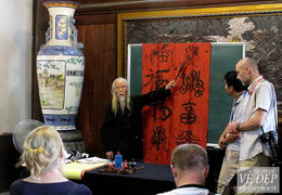 Nữ giảng viên âm nhạc đi tìm vẻ đẹp thư pháp Việt