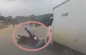 Video: Xe tải phanh cháy đường, 2 người đi xe máy thoát chết