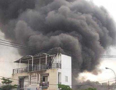 Mạo hiểm trèo tường cứu sống nhiều người mắc kẹt trong đám cháy