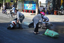 Hàng loạt xe máy 'vồ ếch' trên con đường đẹp nhất Thủ đô