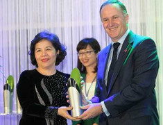 Thủ tướng New Zealand trao giải thưởng New Zealand - Asean cho Bà Mai Kiều Liên