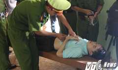 Xông vào nhà giết 2 người chấn động Quảng Trị: Công an vất vả khiêng bị cáo vào tòa
