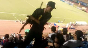 Thẳng tay tát cô gái ở sân vận động, viên cảnh sát cơ động nói gì?