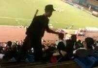 Clip: Cảnh sát cơ động tát cô gái ở sân vận động