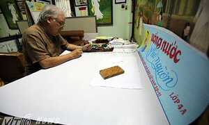 Ảnh: Chuyện ông lão vẽ báo tường duy nhất ở Hà Nội