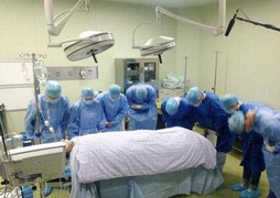 8 y bác sỹ cúi đầu trước xác chàng trai cứu 6 người