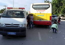 Hà Nội: Va chạm với xe buýt, nam thanh niên chết thảm