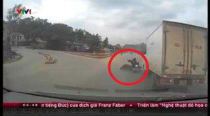 Clip: Xe tải phanh ‘cháy lốp’ tông xe máy ngã nhào ra đường