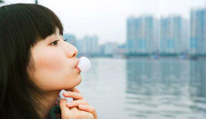 Nuốt nhầm kẹo cao su liệu có bị tắc ruột?