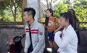 Quái xế chở 'chân dài' lạng lách chạy trốn cảnh sát 141