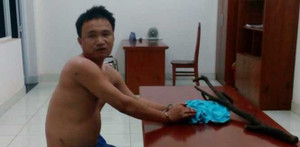 Hung hãn lao vào nhà cán bộ toà án chém người