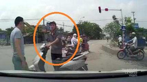 Clip: Gặp phải tài xế ‘cứng’, thanh niên vượt đèn đỏ lĩnh ‘trái đắng’