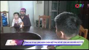 Clip: Mẹ ‘ngáo đá’ bế con nhỏ lao đầu vào ôtô