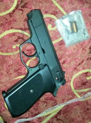 Sếp đi công tác, nhân viên lẻn vào phòng trộm súng