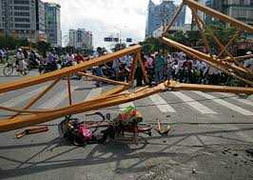 Cần cẩu gãy gập đè 4 người thương vong