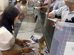 Đình chỉ nhân viên vừa thu viện phí vừa xem phim