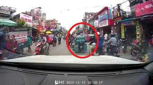 Đau tim với clip xe máy chở 7 bình gas 'đánh võng' trên phố