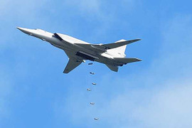 Video: Oanh tạc cơ Tu-22M3 ồ ạt ném bom IS