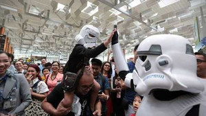 'Người ngoài hành tinh' tràn ngập sân bay Changi - Singapore