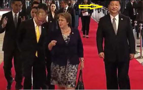 Video: 4 phút đơn độc trên thảm đỏ APEC của ông Tập