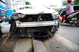 Ôtô bay qua dải phân cách, náo loạn phố thủ đô