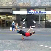 Clip: Đôi nam nữ tung hứng nghệ thuật chưa từng thấy