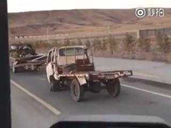 Clip: Xe tải cà tàng ‘dặt dẹo’ đi trên phố