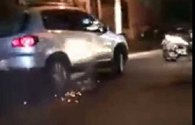 Ôtô kéo lê xe máy toé lửa, đến thẳng trụ sở công an phường