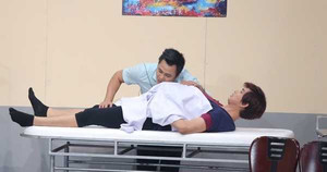 Tim hốt hoảng khi bị Tự Long 'khám thai'