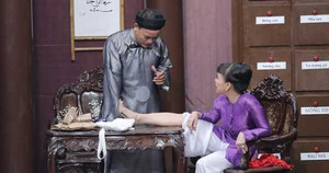 Hoài Linh 'cười lăn cười bò' vì Việt Hương