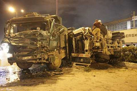 Xe bồn bay qua dải phân cách đâm nát đầu xe ben, 2 tài xế bị thương nặng