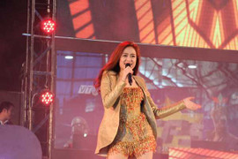 Hoàng Thuỳ Linh khoe vẻ đẹp bốc lửa