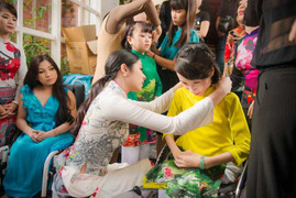 Ngọc Hân thiết kế áo dài cho người khuyết tật